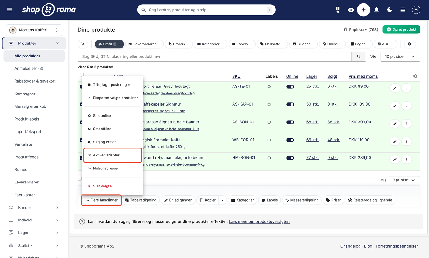 Produktoversigten i Shoporama filtreret på profilen Pakning med fem markerede kaffe- og teprodukter og menuen Flere handlinger åben, hvor punktet Aktive varianter står under Søg og erstat