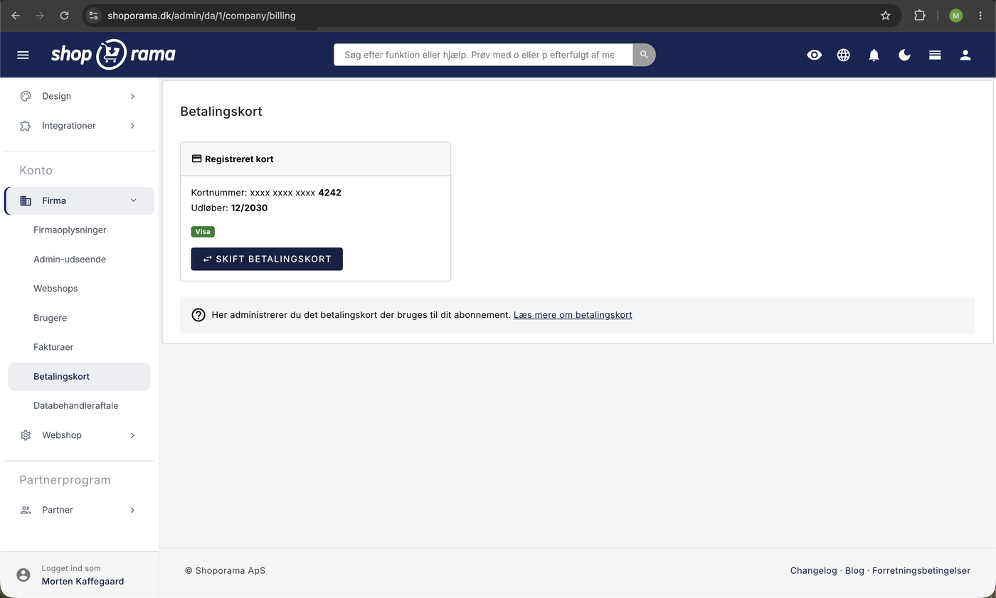 Betalingskort-siden i Shoporama admin med registreret Visa-kort maskeret som 4242, udløbsdato 12/2030, og knappen Skift betalingskort