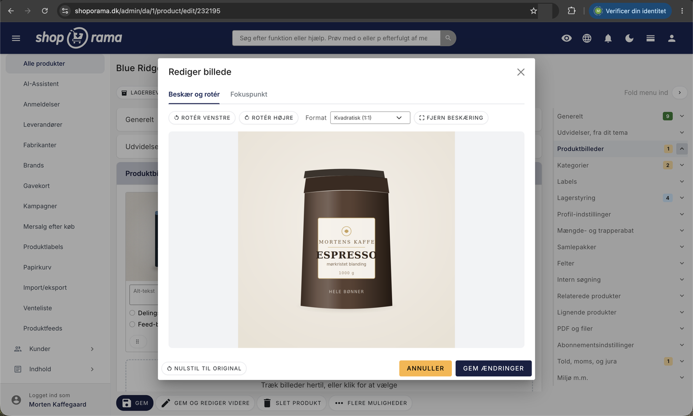 Redigeringsvinduet på fanen Beskær og rotér med en kvadratisk beskæringsramme trukket hen over et produktbillede af en kaffepose