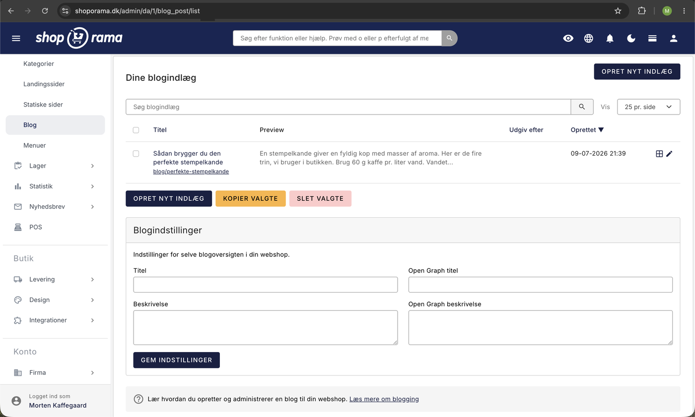 Blogoversigten i Shoporama-admin med listen over blogindlæg og feltet Blogindstillinger til titel, beskrivelse, og Open Graph-data nederst.