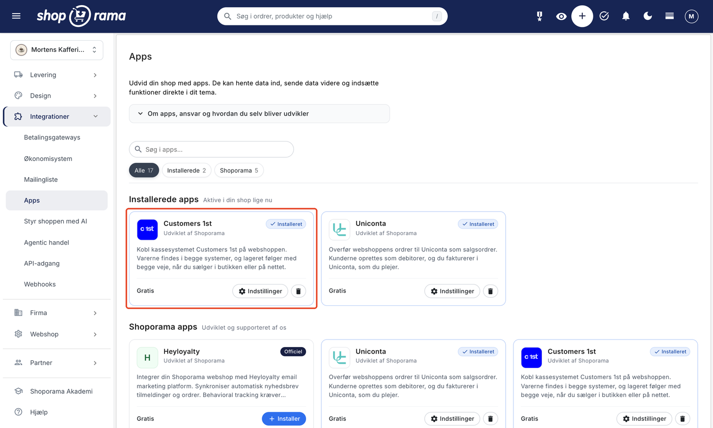 Siden Apps i Shoporama under Integrationer. Under Installerede apps er kortet Customers 1st markeret med mærket Installeret, teksten Udviklet af Shoporama, beskrivelsen Kobl kassesystemet Customers 1st på webshoppen, prisen Gratis, og knappen Indstillinger.