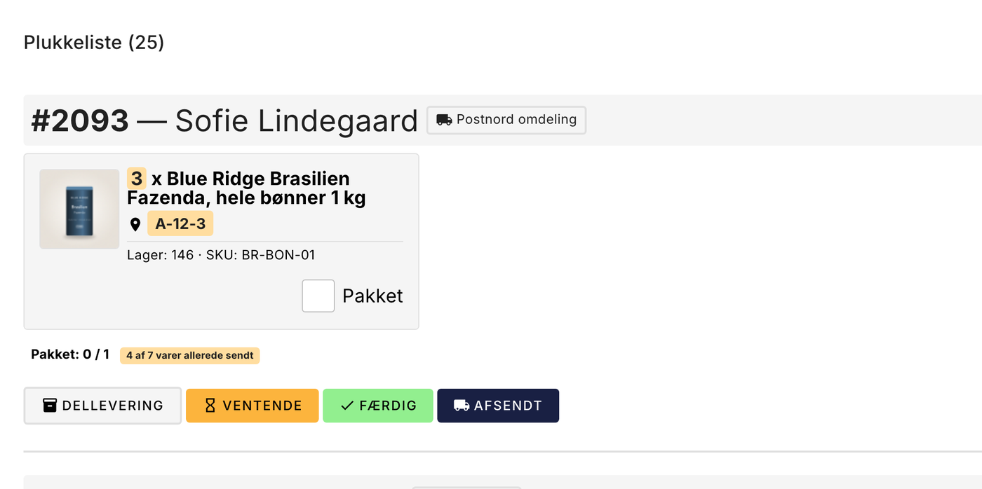 Plukkelisten viser ordre 2093 med kun den resterende vare, en gul markering med teksten 4 af 7 varer allerede sendt, og en grå Dellevering-knap til venstre for Ventende, Færdig, og Afsendt