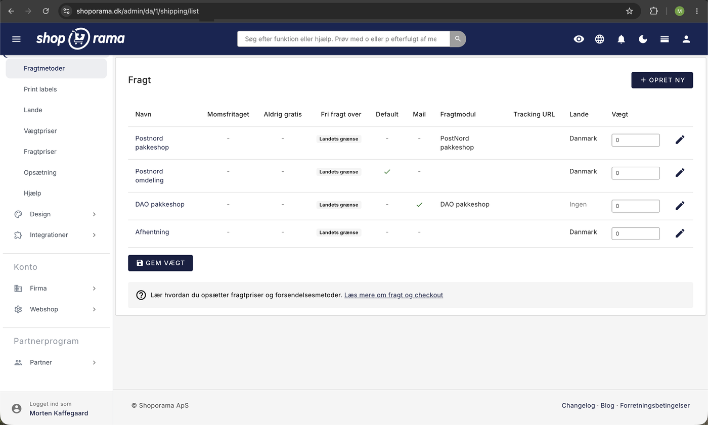 Fragtmetoder-oversigten i Shoporama viser Postnord pakkeshop, Postnord omdeling, DAO pakkeshop, og Afhentning med kolonner for fragtmodul og tracking