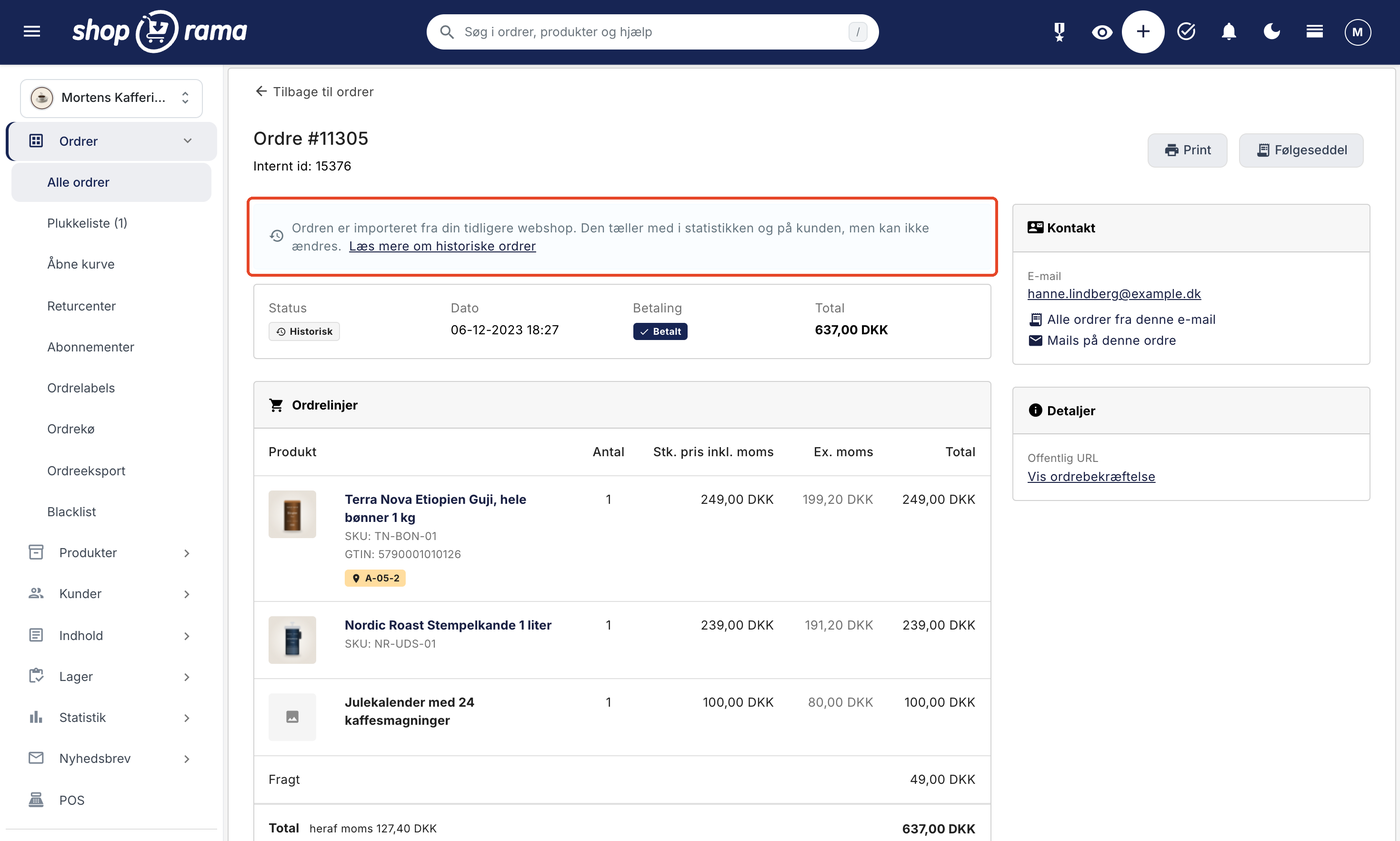 Ordresiden for en historisk ordre med det gamle ordrenummer i overskriften. Øverst står en blå boks med teksten Ordren er importeret fra din tidligere webshop. Den tæller med i statistikken og på kunden, men kan ikke ændres, og linket Læs mere om historiske ordrer. Under boksen står status Historisk, den oprindelige dato, betalingen Betalt, og totalen. Ordrelinjerne viser to varer med varenummer og en vare, der kun har et navn, samt fragt. Øverst til højre er der kun knapperne Print og Følgeseddel.