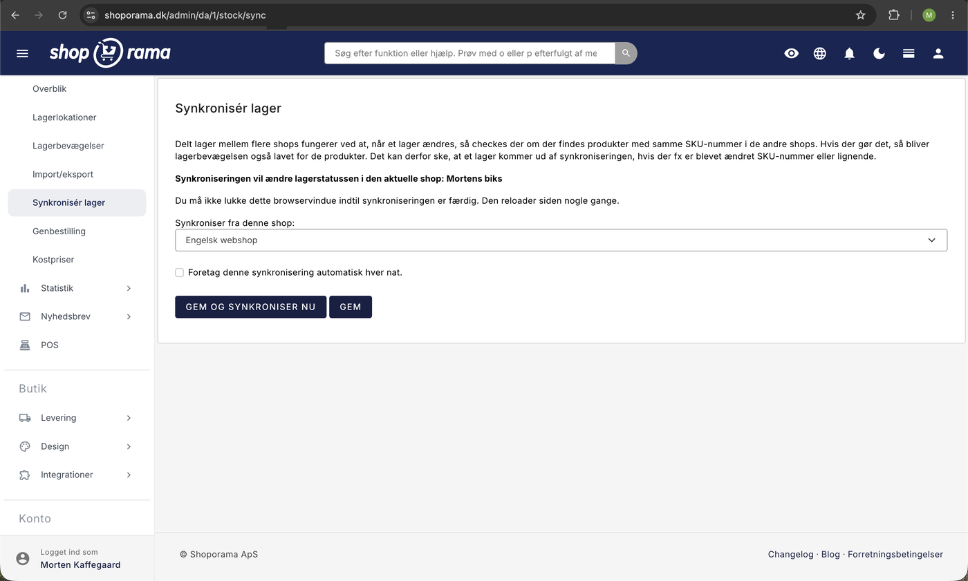 Synkronisér lager-siden i Shoporama-admin med feltet 'Synkroniser fra denne shop' sat til Engelsk webshop og knappen Gem og synkroniser nu.