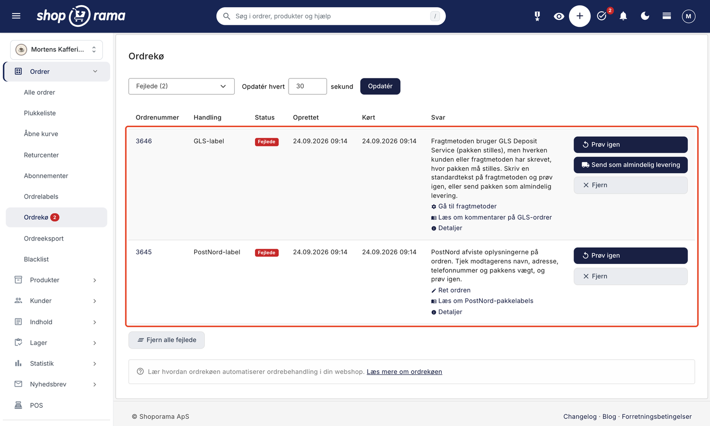 Ordrekøen i Shoporama-admin filtreret på Fejlede (2). Ordre 3646 har en fejlet GLS-label med forklaringen om Deposit Service uden tekst, knapperne Prøv igen, Send som almindelig levering, og Fjern, samt linkene Gå til fragtmetoder, Læs om kommentarer på GLS-ordrer, og Detaljer. Ordre 3645 har en fejlet PostNord-label med teksten PostNord afviste oplysningerne, knapperne Prøv igen og Fjern, og linkene Ret ordren, Læs om PostNord-pakkelabels, og Detaljer. Under tabellen står knappen Fjern alle fejlede, og i menuen står der et rødt 2 ved Ordrekø