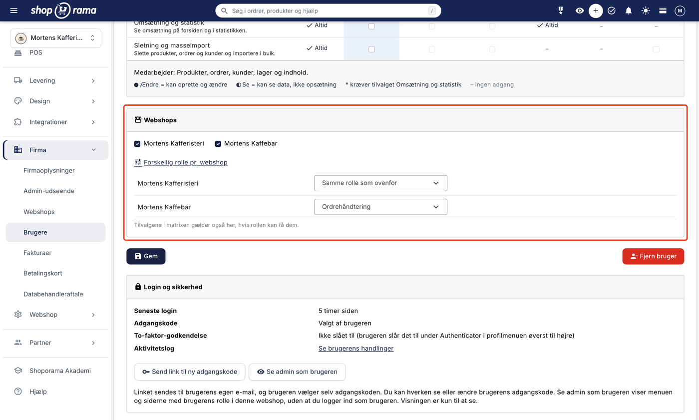Kortet Webshops på Rediger bruger med flueben ved to webshops og linket Forskellig rolle pr. webshop foldet ud. Den ene webshop har Samme rolle som ovenfor i rullemenuen, og den anden har Ordrehåndtering. Under kortet står knapperne Gem og Fjern bruger.