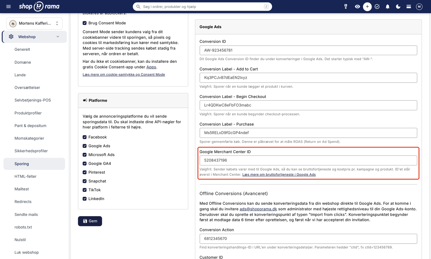 Sporingssiden i Shoporama admin med kortet Google Ads, hvor Conversion ID, Conversion Label - Add to Cart, Conversion Label - Begin Checkout, og Conversion Label - Purchase er udfyldt. Feltet Google Merchant Center ID med et eksempel-ID og linket Læs mere om bruttofortjeneste i Google Ads er markeret