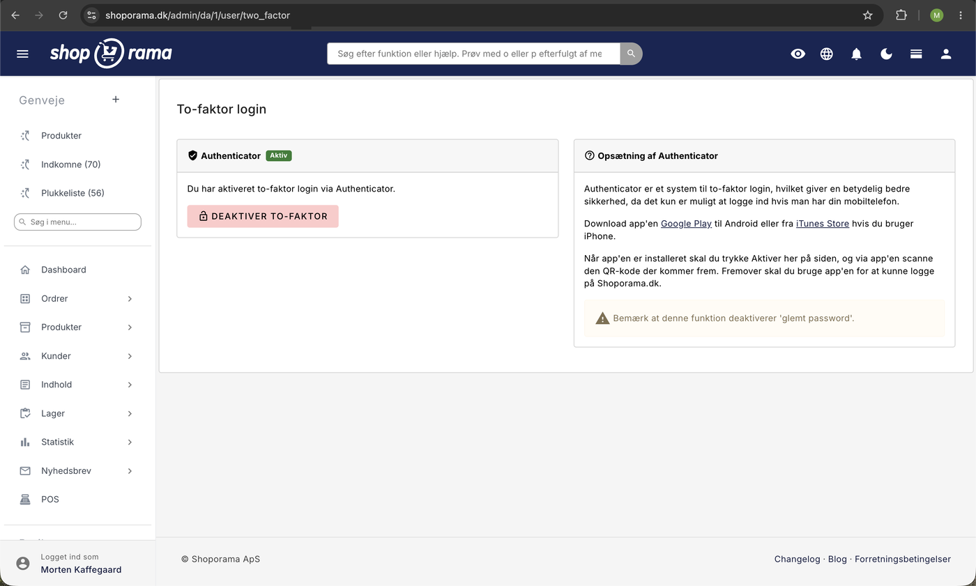 To-faktor login i Shoporama admin med Authenticator markeret som aktiv, en knap til at deaktivere, og et panel med vejledning til opsætning.