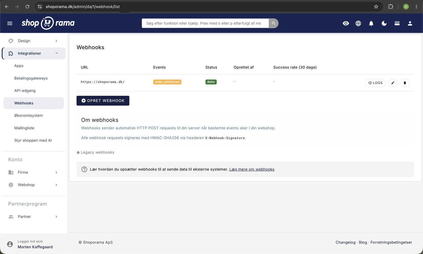 Webhooks-siden under Integrationer i Shoporama admin med kolonner for URL, events, status, oprettet af, og success rate, plus knappen Opret webhook