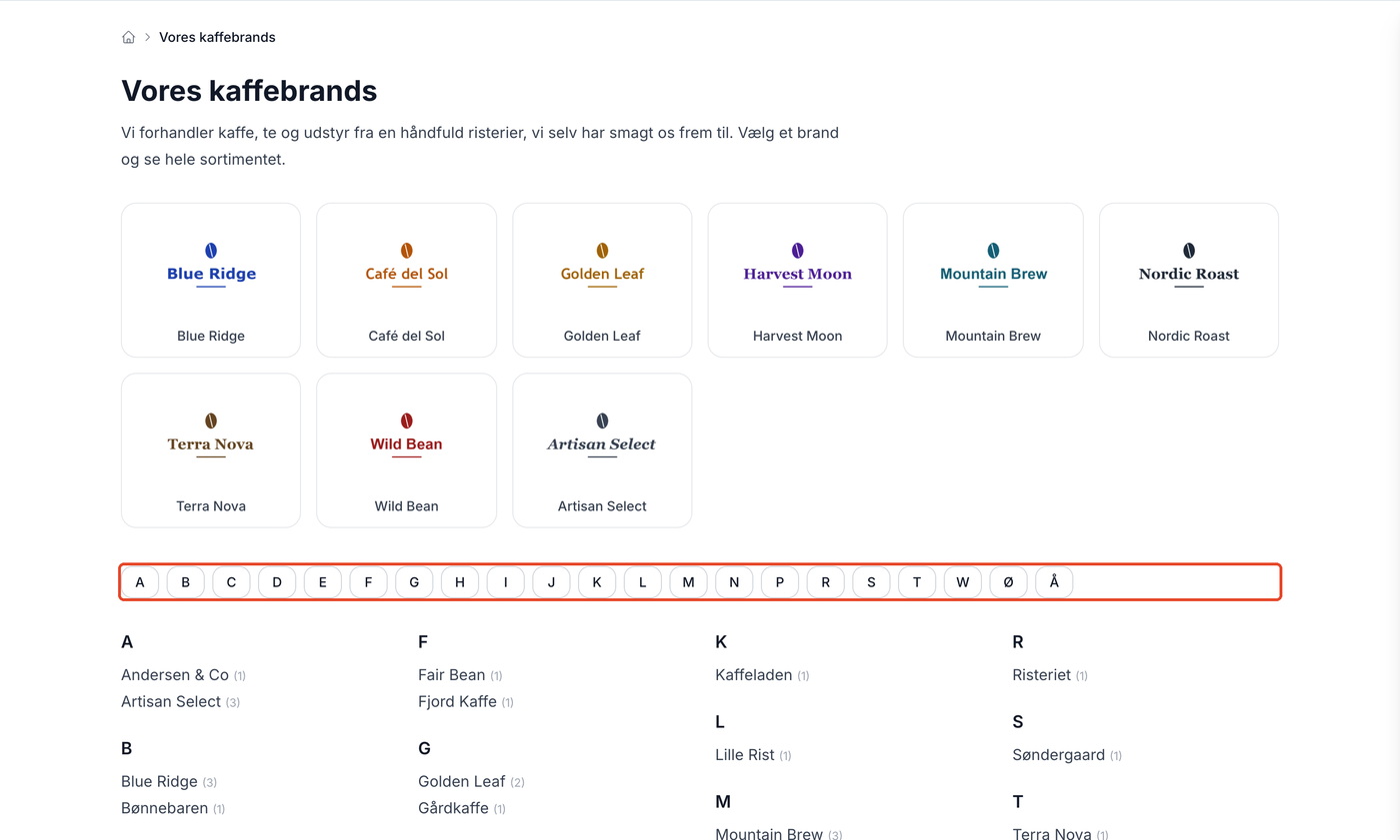 Oversigten over brands i Montana med overskriften Vores kaffebrands, en kort intro, ni brands med logo øverst, den markerede række med forbogstaverne, og under den alle brands i en liste efter forbogstav med antallet af varer.
