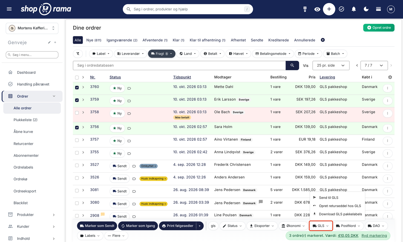 Ordrelisten i Shoporama med tre ordrer markeret og menuen GLS åben i bjælken nederst med Send til GLS, Opret returseddel hos GLS, og Download GLS pakkelabels
