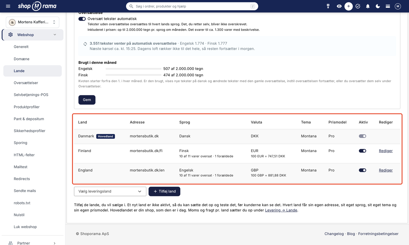 Siden Webshop → Lande med tabellen over landene. Danmark er hovedland på mortensbutik.dk med dansk og DKK. Finland ligger på mortensbutik.dk/fi med finsk og EUR, og England ligger på mortensbutik.dk/en med engelsk og GBP. Begge er aktive. Alle tre bruger temaet Montana og prismodellen Pro. Under sproget står, hvor mange varer der er oversat, og under valutaen dagens kurs. Over tabellen ses indstillingen Oversæt tekster automatisk og månedens forbrug pr. sprog, og under tabellen Vælg leveringsland og knappen Tilføj land.