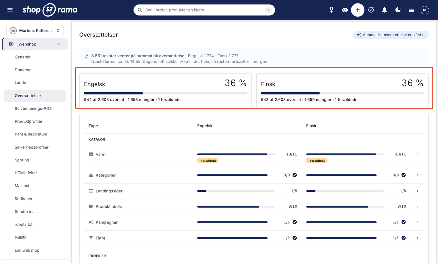 Siden Webshop → Oversættelser med mærket Automatisk oversættelse er slået til øverst til højre og beskeden 3.551 tekster venter på automatisk oversættelse. Der er et kort pr. sprog: Engelsk og Finsk er begge 36 % oversat, fx 944 af 2.603 tekster oversat, 1.658 mangler og 1 forældet. Nedenunder står tabellen pr. type med Varer, Kategorier, Landingssider, Produktlabels, Kampagner, og Filtre og en bjælke pr. sprog.