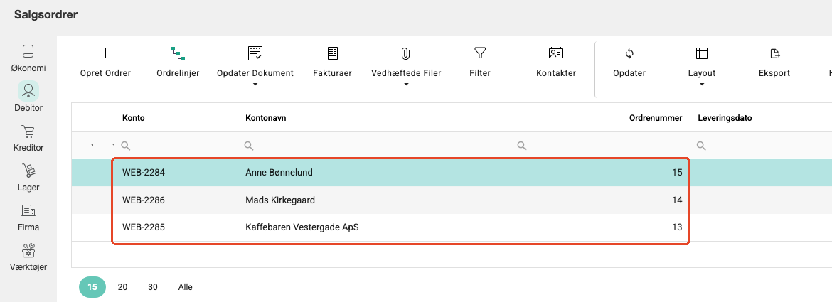 Listen Salgsordrer i Uniconta med tre ordrer fra webshoppen. Kolonnerne Konto, Kontonavn, og Ordrenummer er markeret, blandt andet Kaffebaren Vestergade ApS med ordrenummer 13.